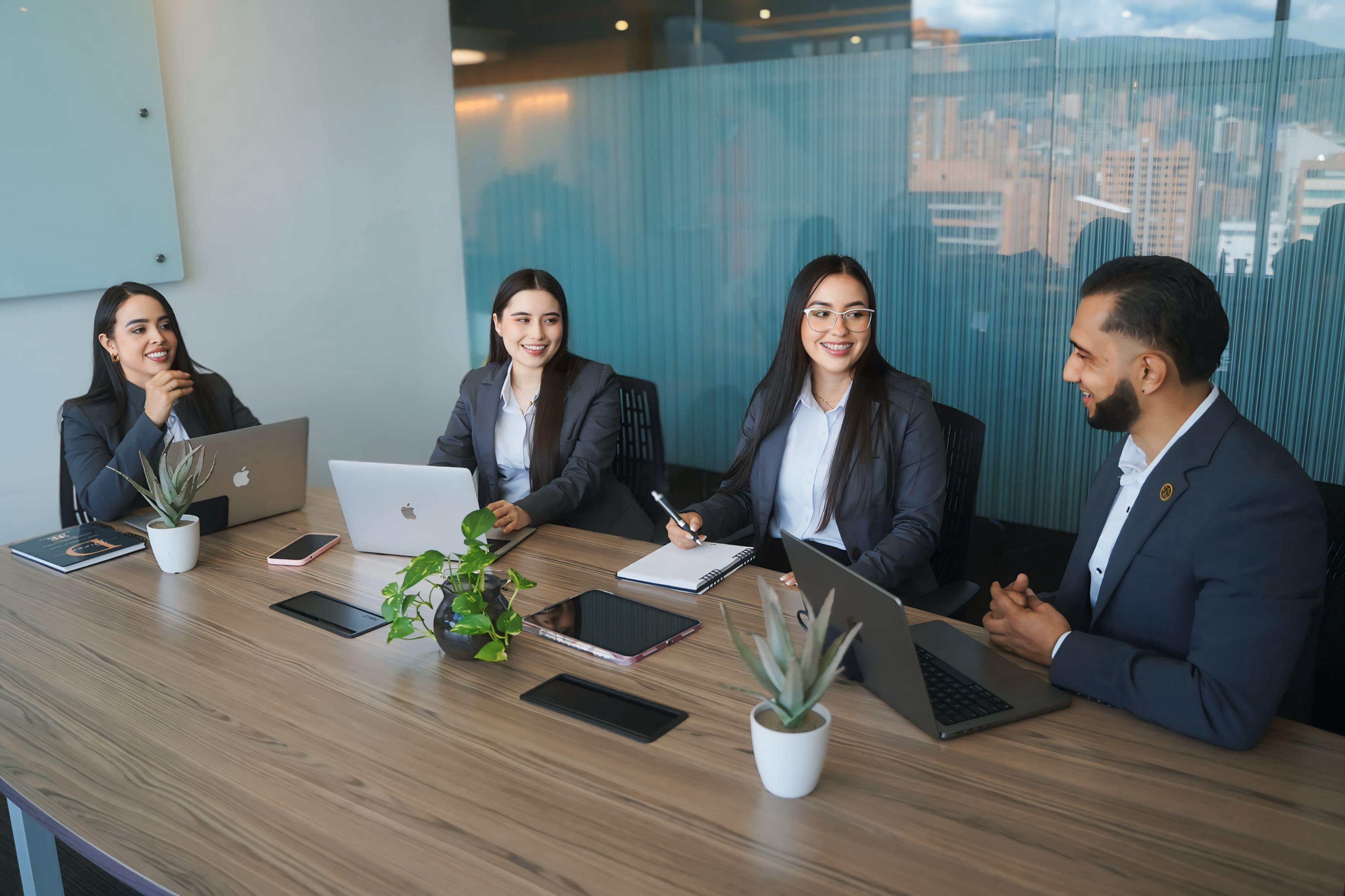 Equipo de abogados EnDerechos en reunión en Medellín